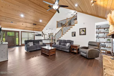 3987 Lakeside Dr, Marianna, FL 32446