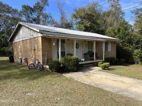2825 Barnes St, Marianna, FL 32448