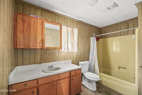 Bath - 893 8th St, Chipley, FL 32428 photo 1 of 2