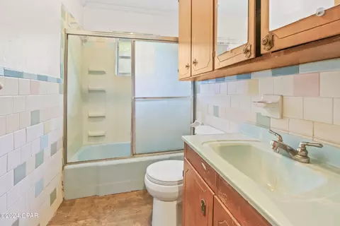 Bath - 893 8th St, Chipley, FL 32428 photo 2 of 2