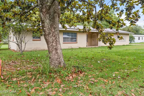 893 8th St, Chipley, FL 32428