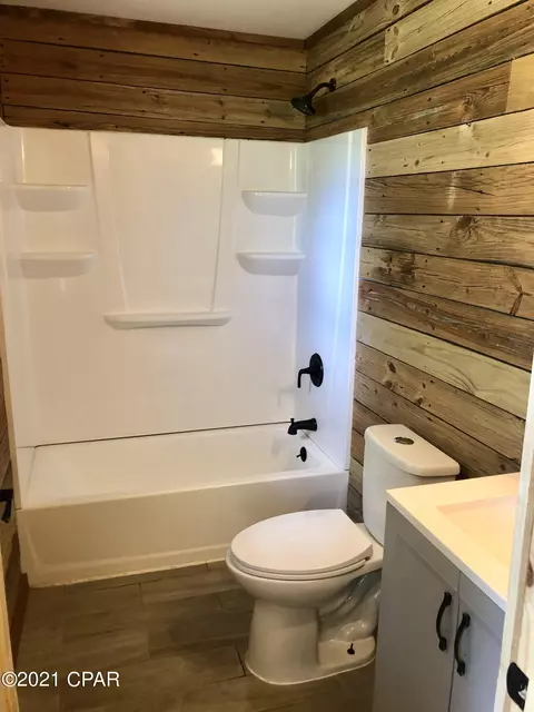 Bath - 6712 Cedar Pond Rd, Bascom, FL 32423 photo 1 of 6