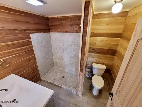 Bath - 6712 Cedar Pond Rd, Bascom, FL 32423 photo 5 of 6