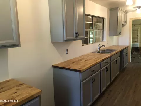 Kitchen - 6712 Cedar Pond Rd, Bascom, FL 32423 photo 2 of 5