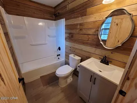 Bath - 6712 Cedar Pond Rd, Bascom, FL 32423 photo 2 of 6