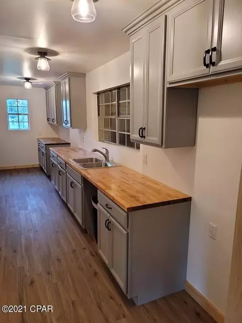 Kitchen - 6712 Cedar Pond Rd, Bascom, FL 32423 photo 3 of 5