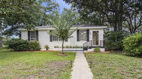 724 Powell Dr, Niceville, FL 32578
