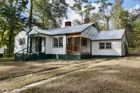 54 Barnes Ave, Chattahoochee, FL 32324