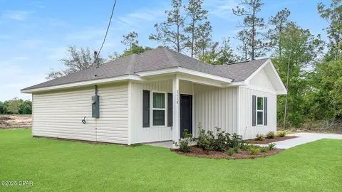 2430 Aquarius Dr, Chipley, FL 32428