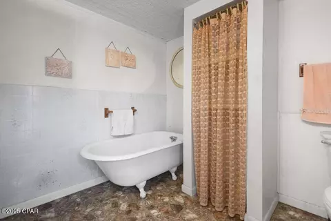 Bath - 804 8th St, Chipley, FL 32428 photo 2 of 6