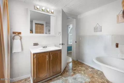Bath - 804 8th St, Chipley, FL 32428 photo 3 of 6