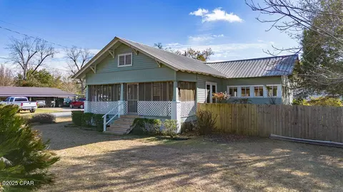 804 8th St, Chipley, FL 32428