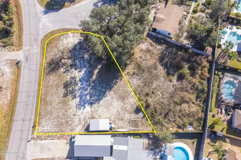 579 Lagoon Oaks Dr, Panama City, FL 32408