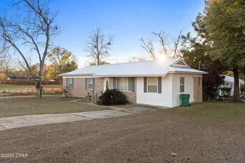 5417 College Dr, Graceville, FL 32440