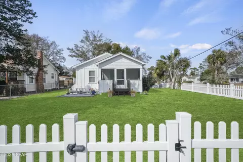 611 10th St, Port St Joe, FL 32456