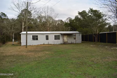 897 8th St, Chipley, FL 32428