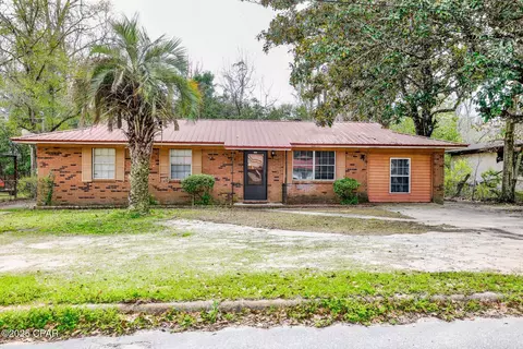 891 8th St, Graceville, FL 32440
