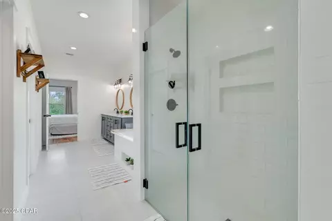 Bath - 2789 Summer Dr, Chipley, FL 32428 photo 3 of 8