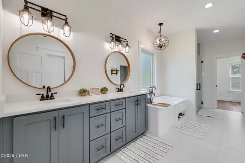 Bath - 2789 Summer Dr, Chipley, FL 32428 photo 1 of 8
