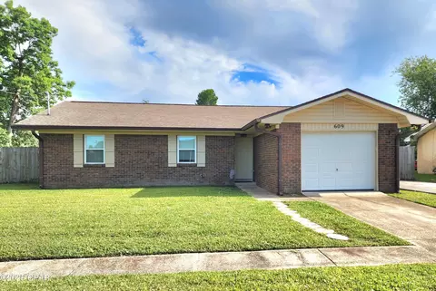 609 E Pine Forest Dr, Lynn Haven, FL 32444