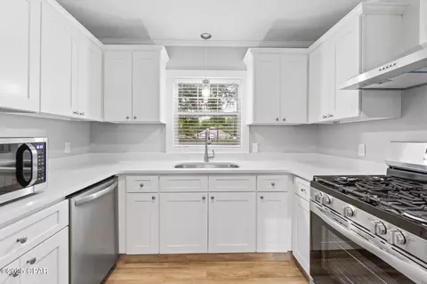 Kitchen - 871 2nd St, Chipley, FL 32428 photo 4 of 4