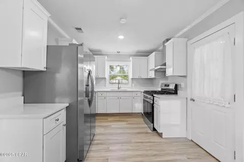 Kitchen - 871 2nd St, Chipley, FL 32428 photo 1 of 4