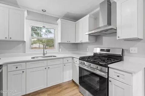 Kitchen - 871 2nd St, Chipley, FL 32428 photo 3 of 4