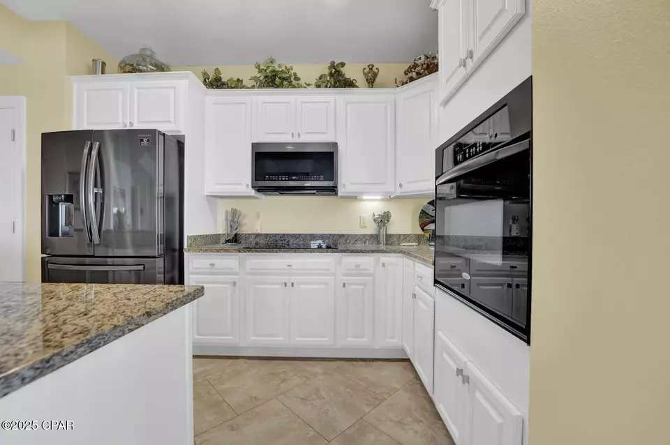 Kitchen - 124 SE Miracle Strip 900 Pkwy, Fort Walton Beach, FL 32548 photo 5 of 8