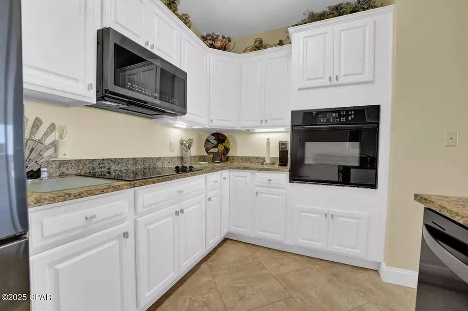 Kitchen - 124 SE Miracle Strip 900 Pkwy, Fort Walton Beach, FL 32548 photo 2 of 8