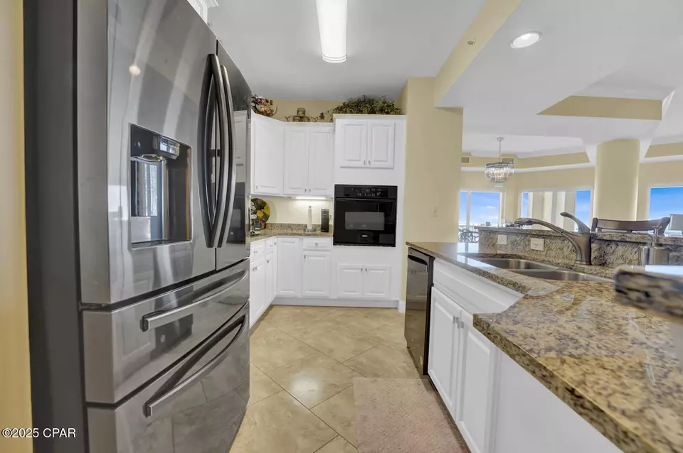 Kitchen - 124 SE Miracle Strip 900 Pkwy, Fort Walton Beach, FL 32548 photo 7 of 8