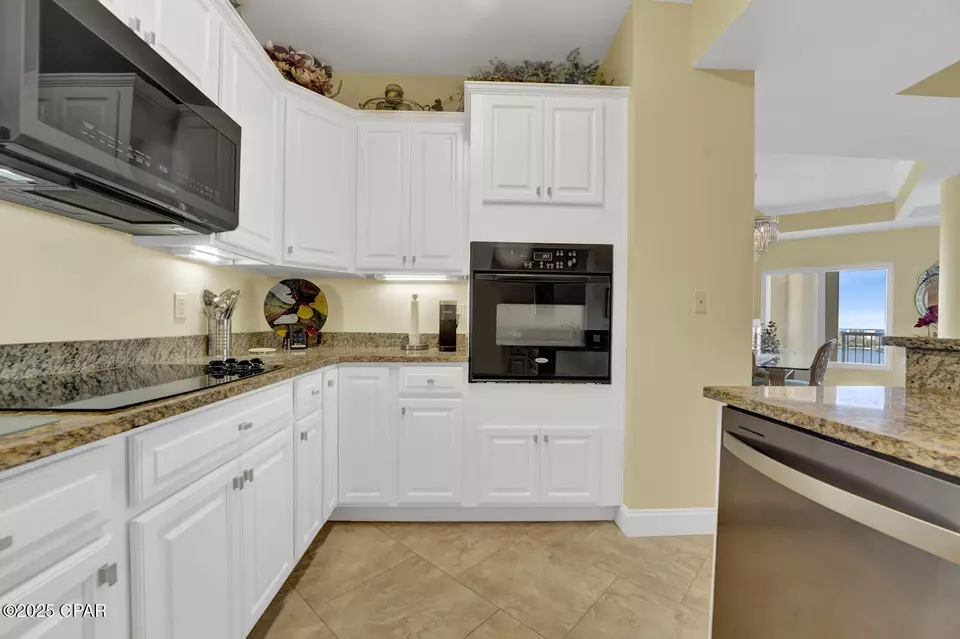 Kitchen - 124 SE Miracle Strip 900 Pkwy, Fort Walton Beach, FL 32548 photo 8 of 8