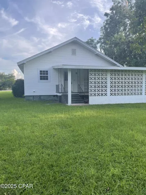 Exterior - 5138 8th Ave, Malone, FL 32445 photo 5 of 8
