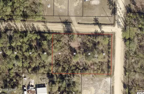 17517 Center Dr, Fountain, FL 32438