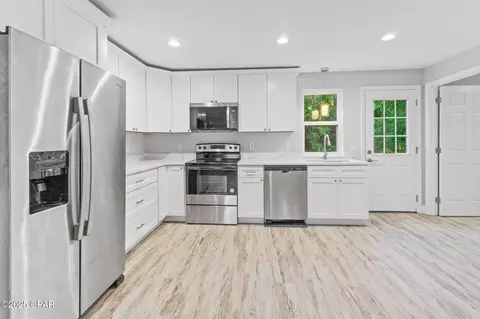 1001 White Ave, Graceville, FL 32440