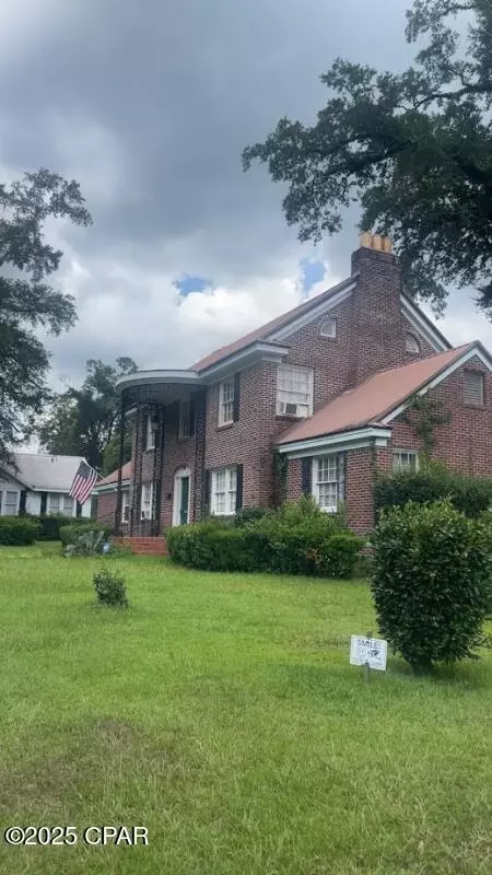 2936 Daniels St, Marianna, FL 32446