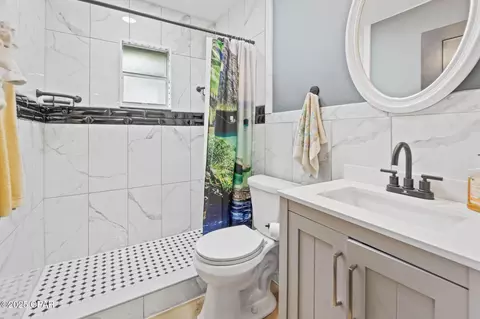 Bath - 4093 Waycross Pl, Chipley, FL 32428 photo 2 of 2