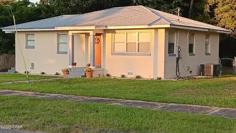 743 Sinclair St, Chipley, FL 32428