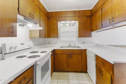 Kitchen - 540 4th St, Chipley, FL 32428 photo 1 of 4