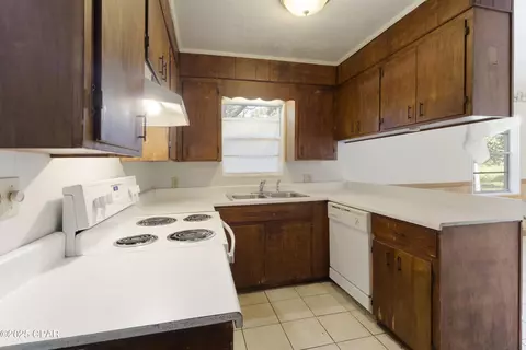 Kitchen - 540 4th St, Chipley, FL 32428 photo 3 of 4