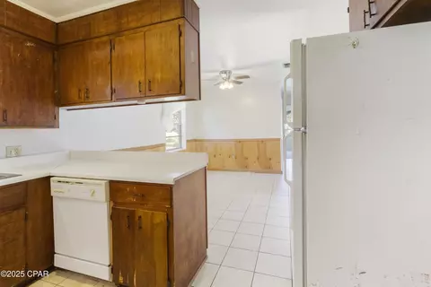 Kitchen - 540 4th St, Chipley, FL 32428 photo 2 of 4