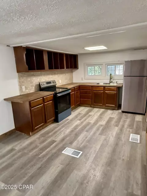 Kitchen - 5678 Hummingbird Rd, Bascom, FL 32423 photo 1 of 2