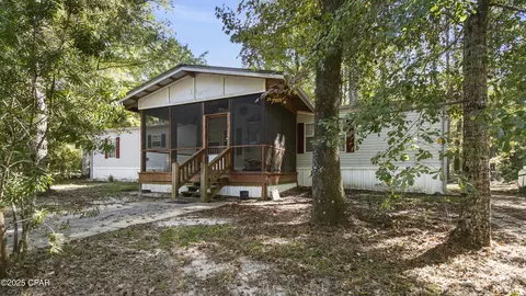 696 Smokehouse Lake Rd, Ponce De Leon, FL 32455