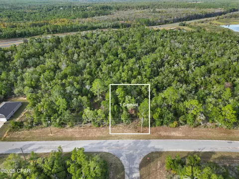 1 Gemini Cir, Chipley, FL 32428