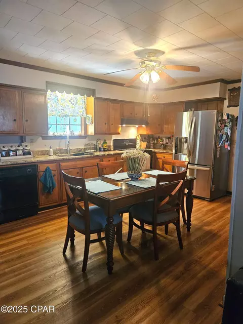 Kitchen - 5459 Highway 2, Bascom, FL 32423 photo 5 of 6