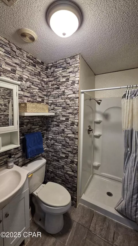 Bath - 1556 Cherry St, Ponce De Leon, FL 32455 photo 4 of 5