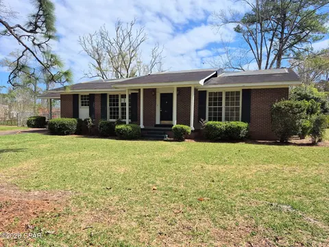 853 1st St, Chipley, FL 32428