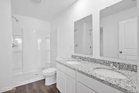 Bath - 4124 Utica Ave, Chipley, FL 32428 photo 1 of 3