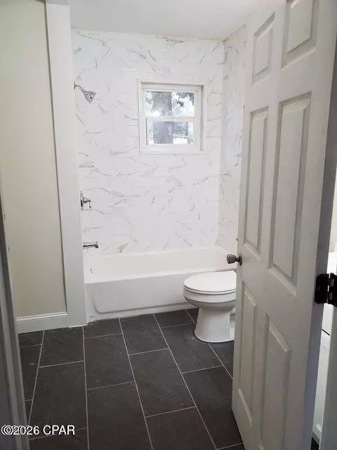Bath - 807 Maple St, Chipley, FL 32428 photo 1 of 2