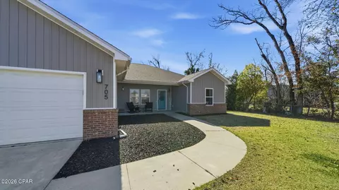 705 W 8th St, Lynn Haven, FL 32444
