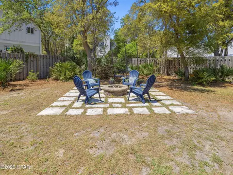 Exterior - 550 Seabreeze Cir, Seacrest, FL 32461 photo 6 of 10